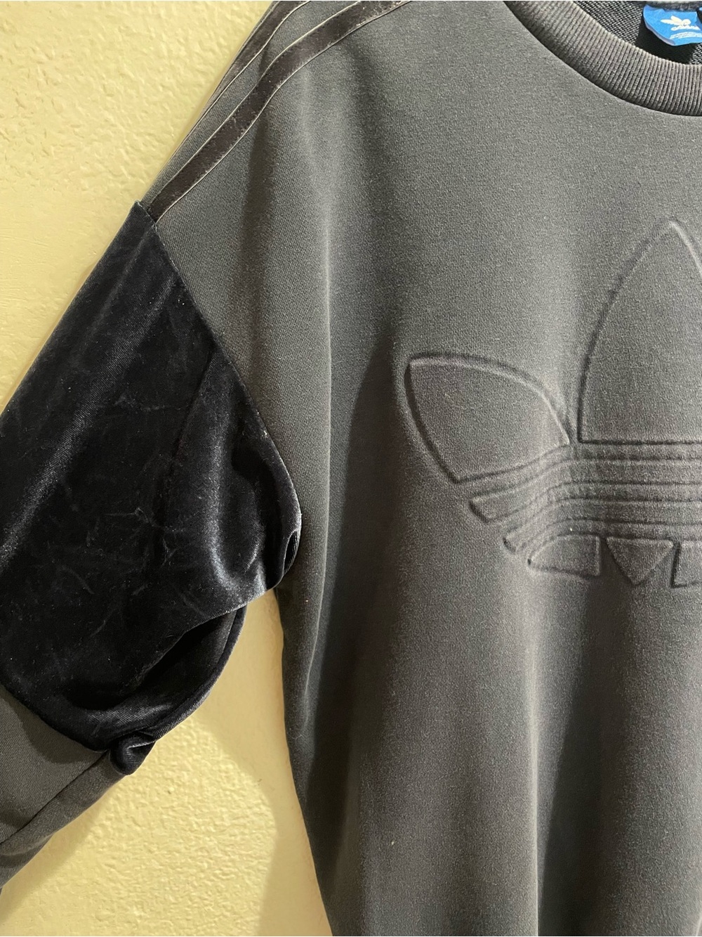 🔥 GRAIL ALERT: adidas Originals "Flock" Velour Panel Crewneck 🔥 - Picture 3 of 7